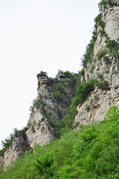 山峰上的岩石风景图