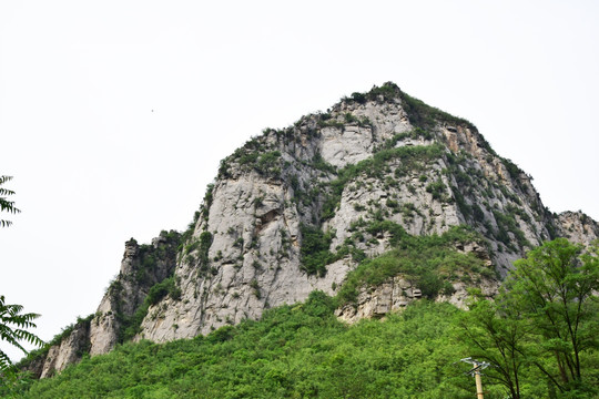 陡峭的山峰景观