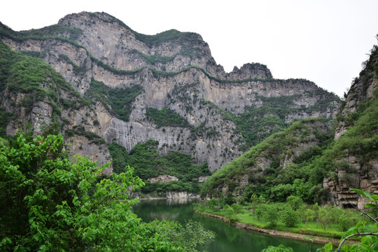 陡峭的山崖风景图