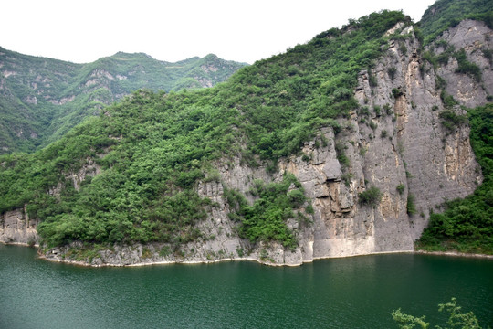 岩石山脉下的湖泊