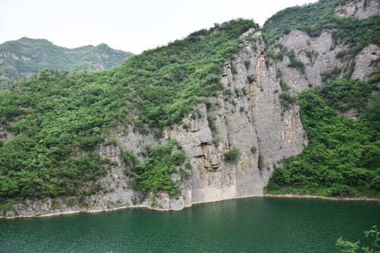 山体断崖和绿色湖水