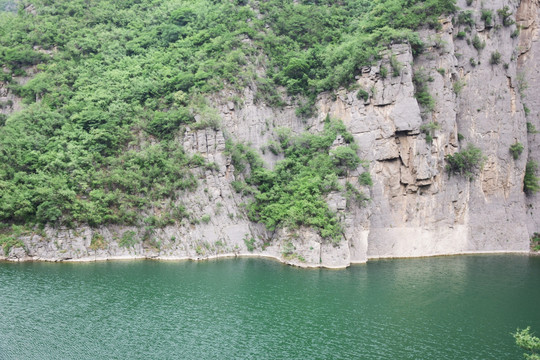 湖水边的岩石山崖
