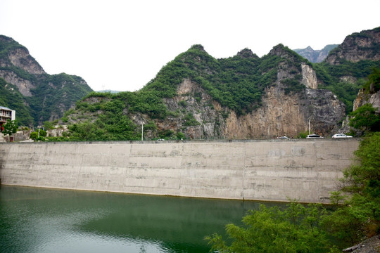 山间的水库堤坝