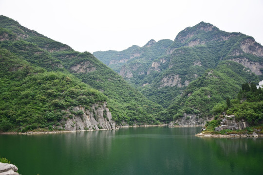 绿色的高山和湖水