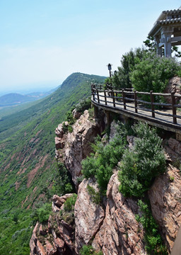 山崖边修建的栈道