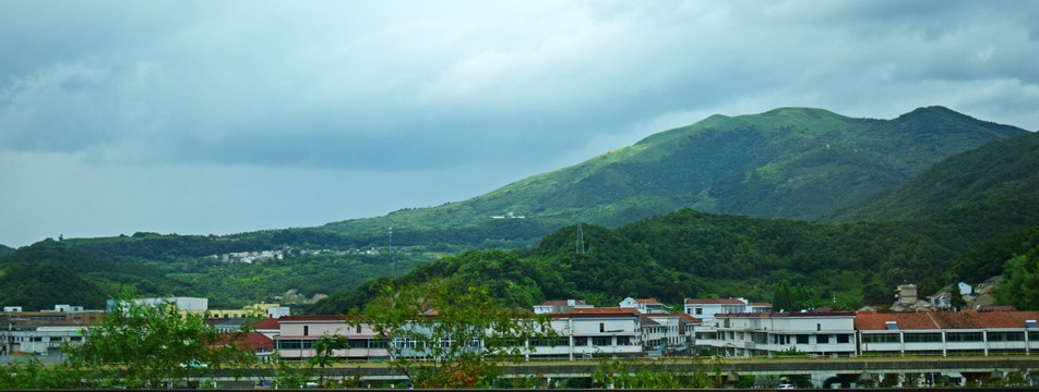 绿色山脉下的村镇景观