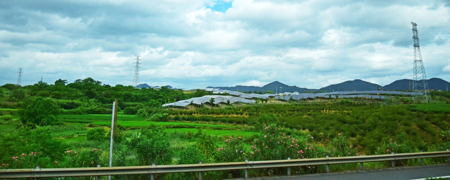 田野里的太阳能发电厂