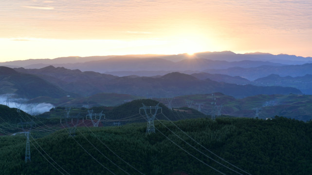 日出 山峦叠障