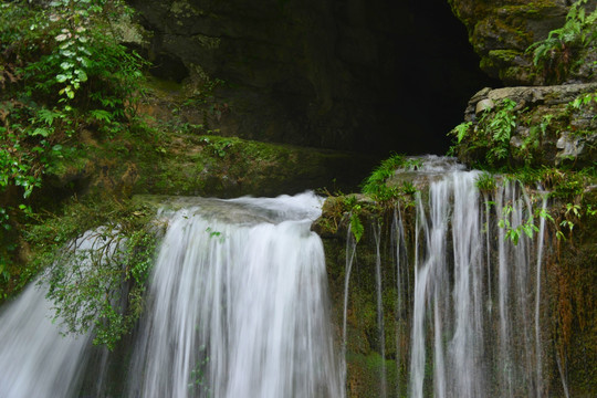 武隆龙泉洞瀑布