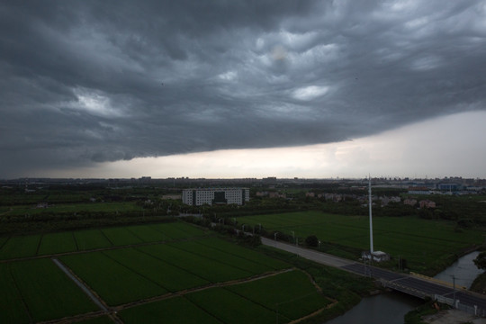 乌云暴雨