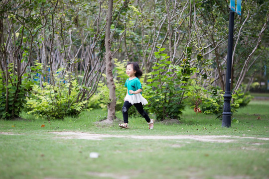 在草坪上奔跑的儿童