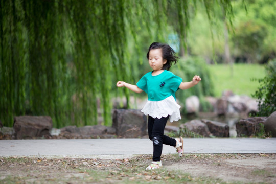 在草坪上奔跑的小女孩
