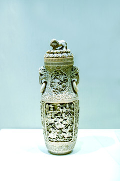 清 牙雕獸耳活環(huán)蓋瓶