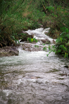 石滩溪流水瀑