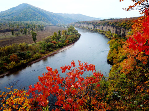 秋季河流红叶