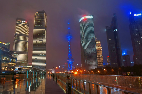 雨天陆家嘴建筑群夜景