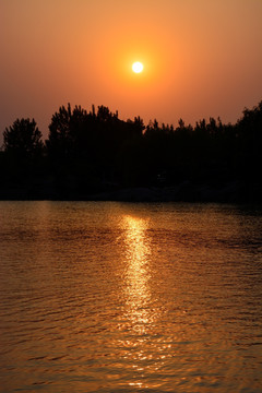 夕阳下的湖面