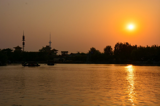 夕阳下泛舟湖中