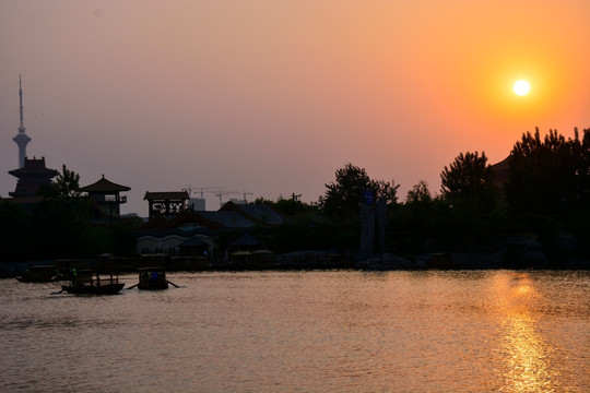 夕阳下泛舟湖中