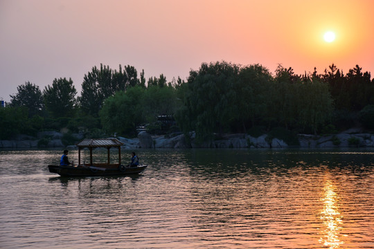 夕阳下泛舟湖中