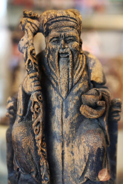 木雕拄拐杖老人雕像
