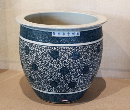 清代寿纹瓷缸