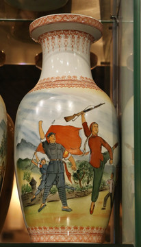 景德镇镇文革瓷红色娘子军瓷瓶