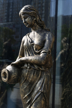 铜雕雕抱瓶女孩雕像侧面