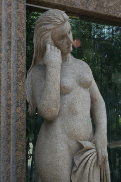 裸体体执毛巾少女雕像侧面