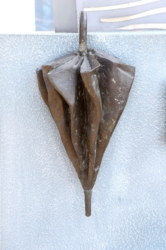 童趣铜雕小小雨伞雕像像