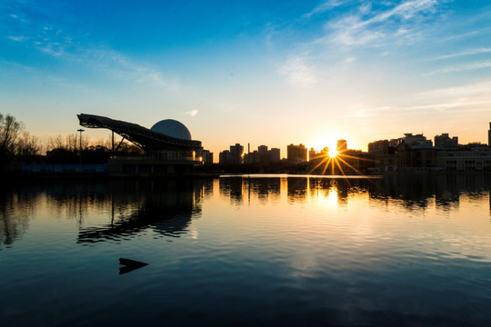 夕阳下的城市剪影