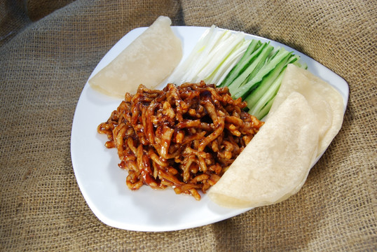 京酱肉丝夹饼