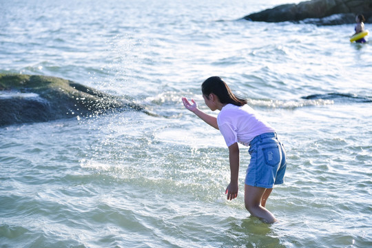 女生海边玩