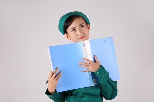 抱著文件思考的女護士