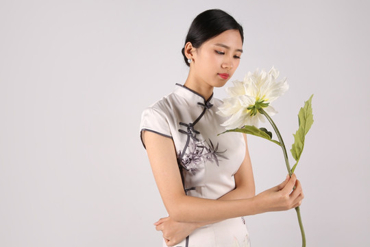 拿著花束的女人
