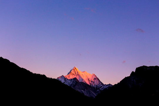 夕阳下的雪山