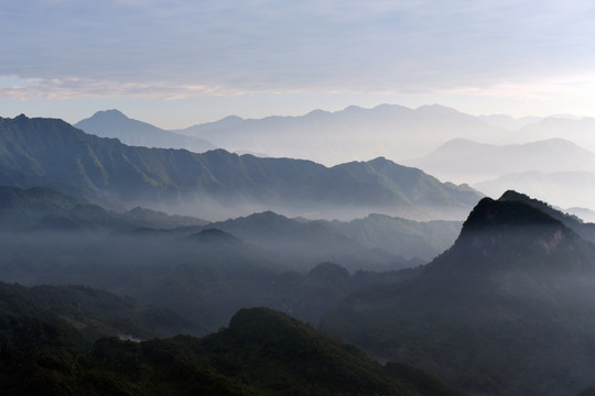 青城山 雾气 层峦叠嶂 水墨画