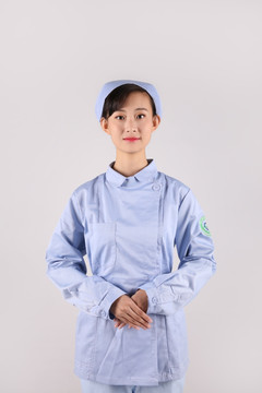 雙手放在腹部上的女護士