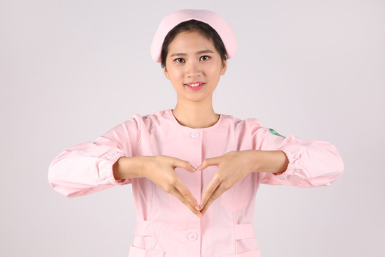 擺出愛心手勢的女護士