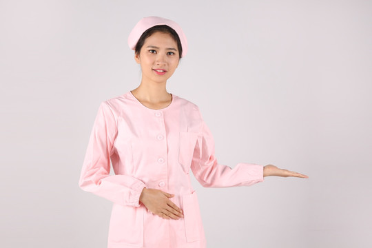 年輕女護士擺出請的手勢