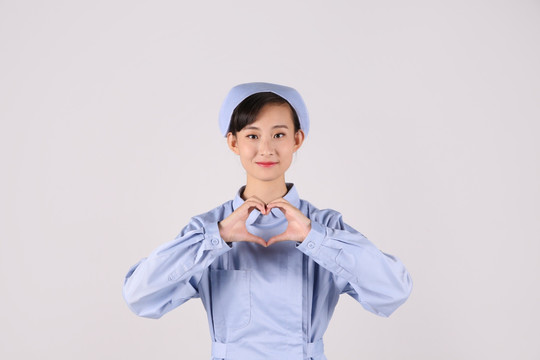 微笑的女護士擺出愛心手勢