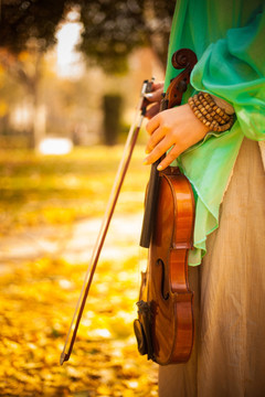 银杏树林中少女和小提琴