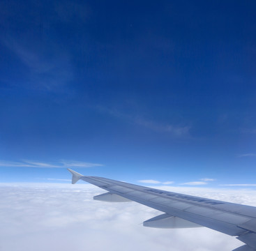 云层飞行 机翼 蓝天