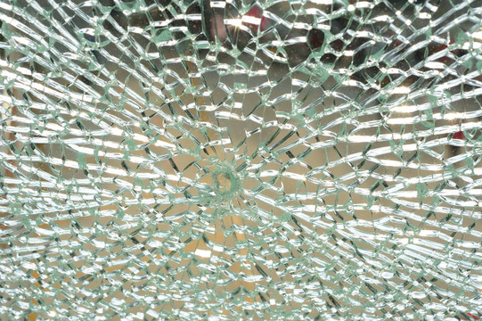 破裂的玻璃窗