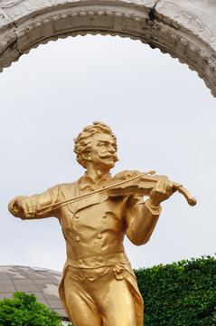 小提琴手雕像