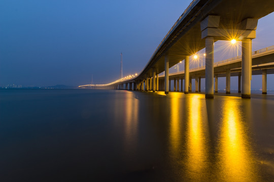 夜晚的深圳湾大桥