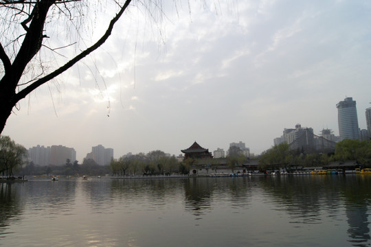 兴庆公园湖面