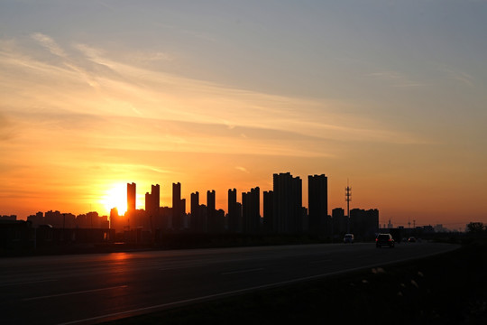 夕阳 田野 高楼 城市天际