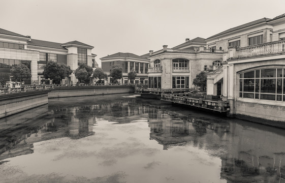 阴雨金鸡湖