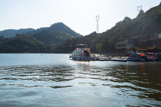 逆光湖面 波光湖面 快艇 游艇